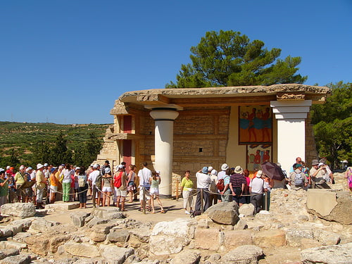 Turisti davanti agli affreschi minoici di Cnosso (Foto Robert Young)