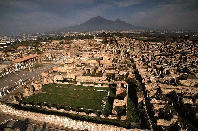 Veduta aerea del sito archeologico di Pompei [archivio]