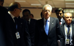 Mario Monti con l'ambasciatore presso l'Ue Ferdinando Nelli Feroci