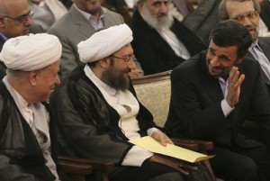 Il capo della magistratura Sadeq Larijani e Mahmud Ahmadinejad