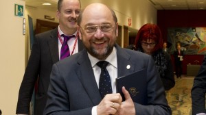 Martin Schulz al suo ingresso nella sala del Consiglio europeo