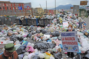 RIFIUTI: NAPOLI; PROTESTA DONNE, BLOCCATO CORSO V. EMANUELE