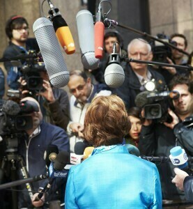 Catherine Ashton davanti a fotografi e cameramen