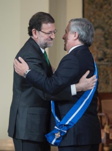 Rajoy abbraccia Tajani dopo avergli conferito le insegne dell'Ordine del Merito Civile