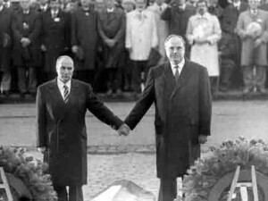 Francois Mitterrand und Helmut Kohl in Verdun, 1984