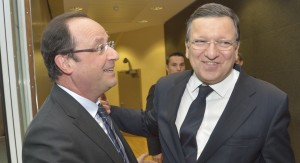 Embrace between François Hollande and José Manuel Barroso (in the foreground, from left to right)