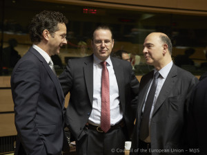 Il ministro delle finanze francese Moscovici (a sx) discute con il presidente dell'Eurogruppo  Dijsselbloem (a dx) prima dell'inizio dei lavori dell'Ecofin