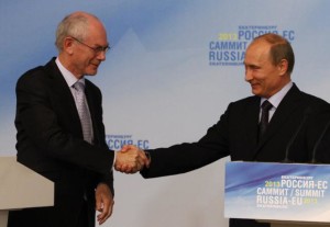 La stretta di mano in conferenza stampa tra Putin e Van Rompuy