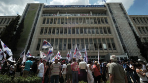 Manifestazione in Grecia contro la chiusura di Ert sotto il palazzo della tv pubblica