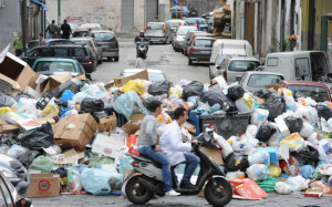 Una vecchia immagine della crisi dei rifiuti a Napoli