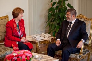 L'Alto rappresentante per la Politica estera dell'Ue, Catherine Ashton, con Mohamed Morsi