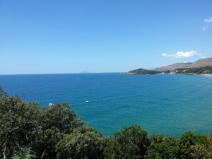 Il mare di Torre Scissure a Gaeta, guardando verso il Circeo