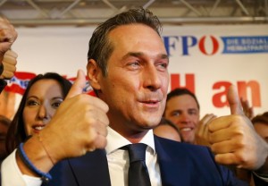 Heinz-Christian Strache esulta alla proclamazione dei risultati