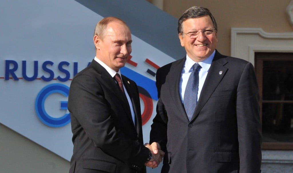 Handshake between Vladimir Putin, President of Russia and President of the G20, on the left, and José Manuel Barroso