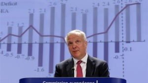 Il commissario agli Affari Economici Olli Rehn con alla spalle i dati sul deficit diffusi a maggio