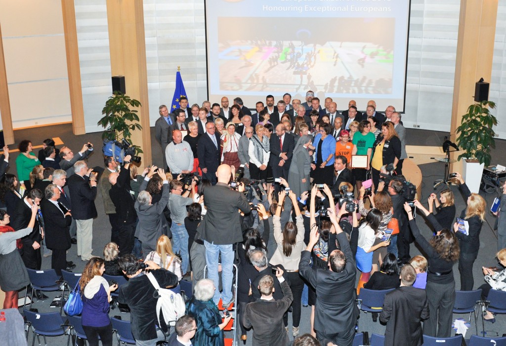 I vincitori del premio dei Cittadini europei 2013 con il presidente del Parlamento Martin Schulz. Loro, almeno, sanno cosa sia l'Ue