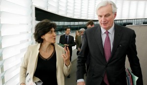 Goulard speaking with Commissioner Barnier – © European Union 2014 – EP