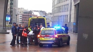 L'uomo viene caricato sull'ambulanza - ph. Marco Zatterin, La Stampa