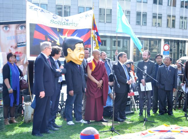 La manifestazione con il finto Xi Jinping che stringe la mano al Dalai Lama