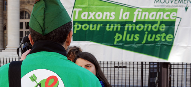 Una manifestazione a Parigi a favore della Tobin Tax