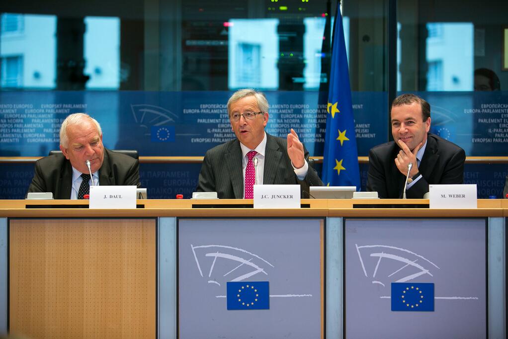 Juncker tra Daul e Weber alla riunione del gruppo Ppe