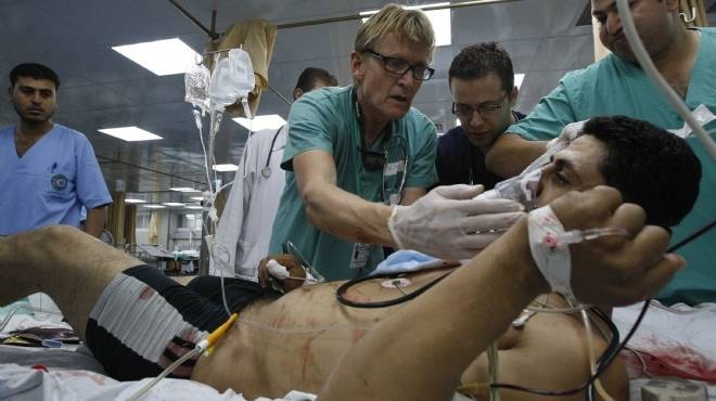 Mads Gilbert al lavoro all'ospedale Al-Shifa