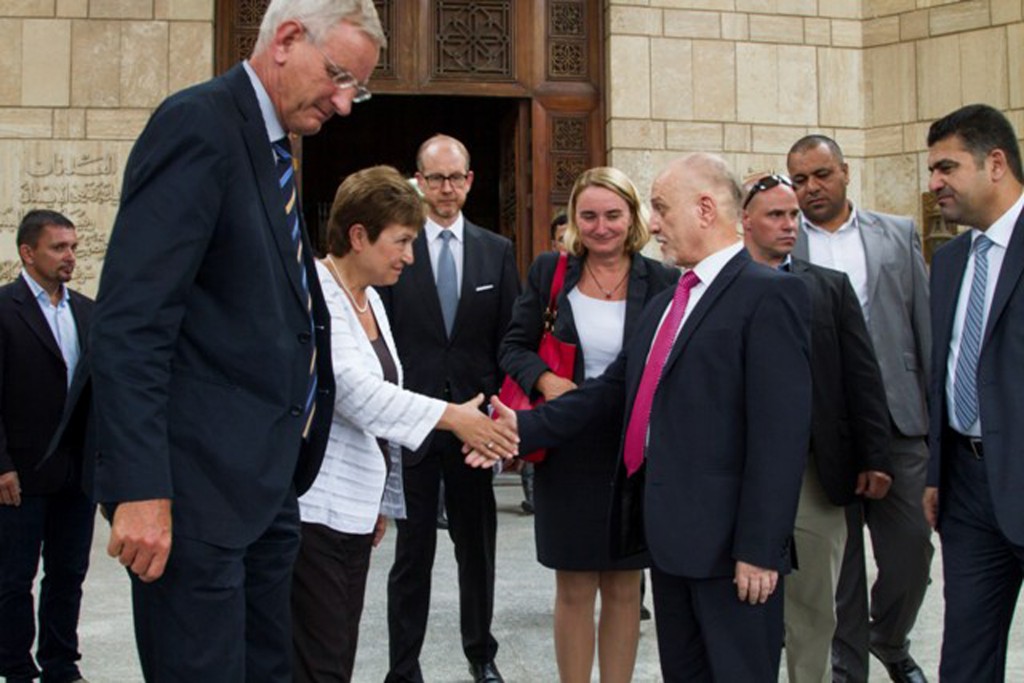 Stretta di mano tra Georgieva e Hussain al-Shahristani 