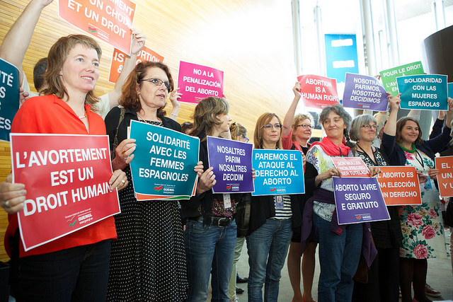 Una manifestazione della Gue contro le leggi anti abortiste in Spagna lo scorso 2 luglio a Strasburgo