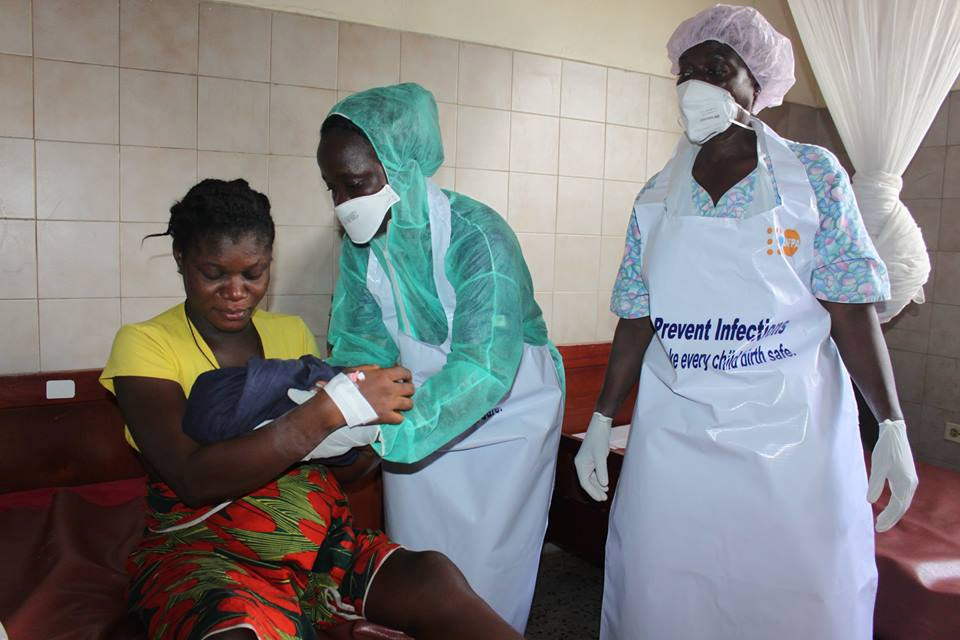 Due ostetriche al lavoro in Liberia con indumenti protettivi - ph. UNFPA Liberia