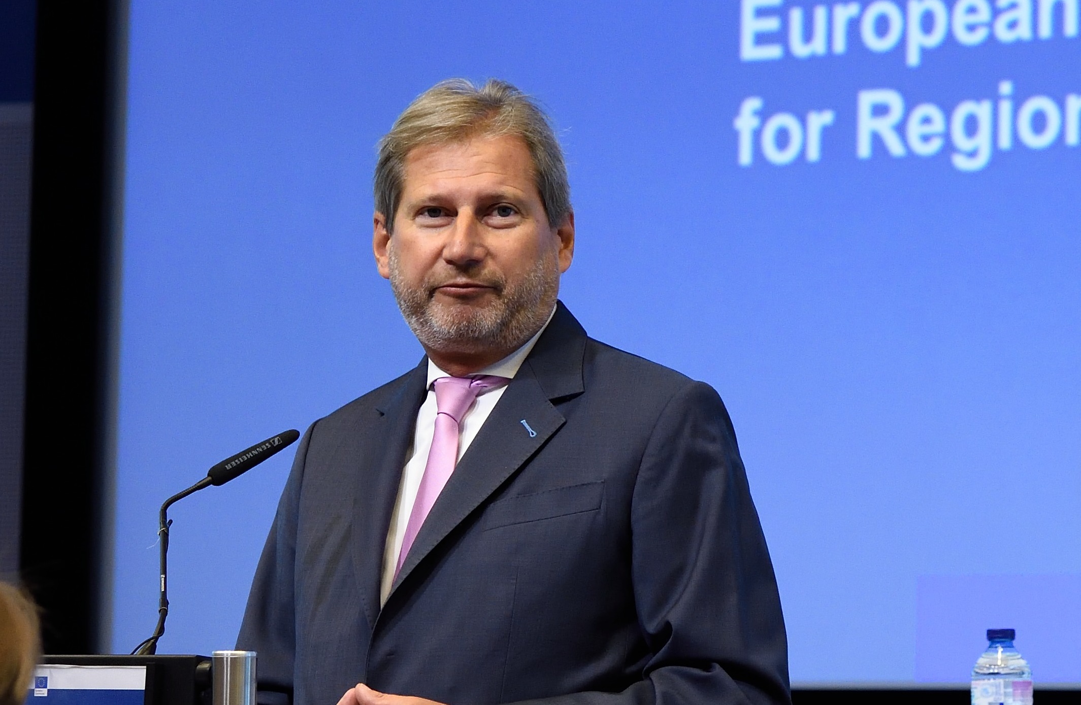 Hahn al VI forum solla coesione a Bruxelles