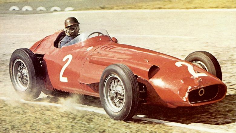 Fangio alla giuda della sua Maserati 250F durante la stagione 1957 della Formuia 1, quando vinse il suo quinto titolo iridato