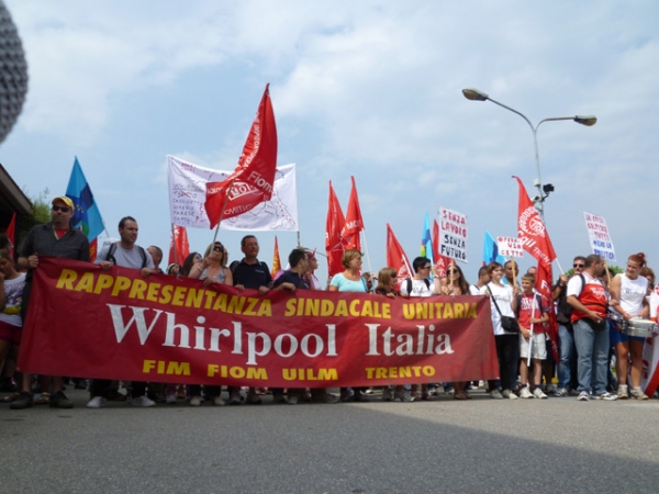 Una manifestazione dei lavoratori Whirlpool  contro la chiusura dello stabilimento