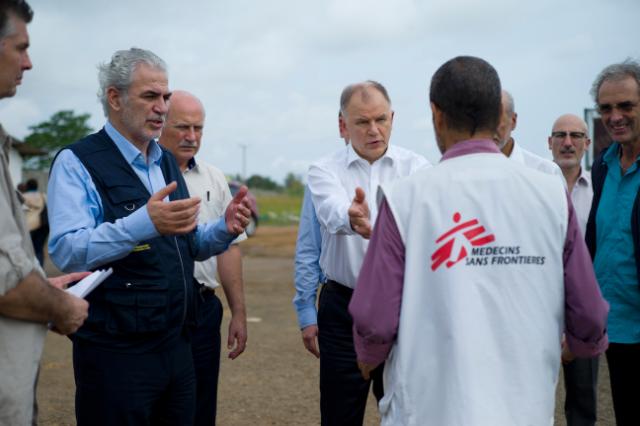 I commissari Stylianides e Andriukaitis in un centro medico di MSF