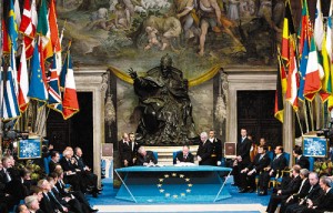 La firma della Costituzione europea sotto la statua in bronzo di papa Innocenzo X