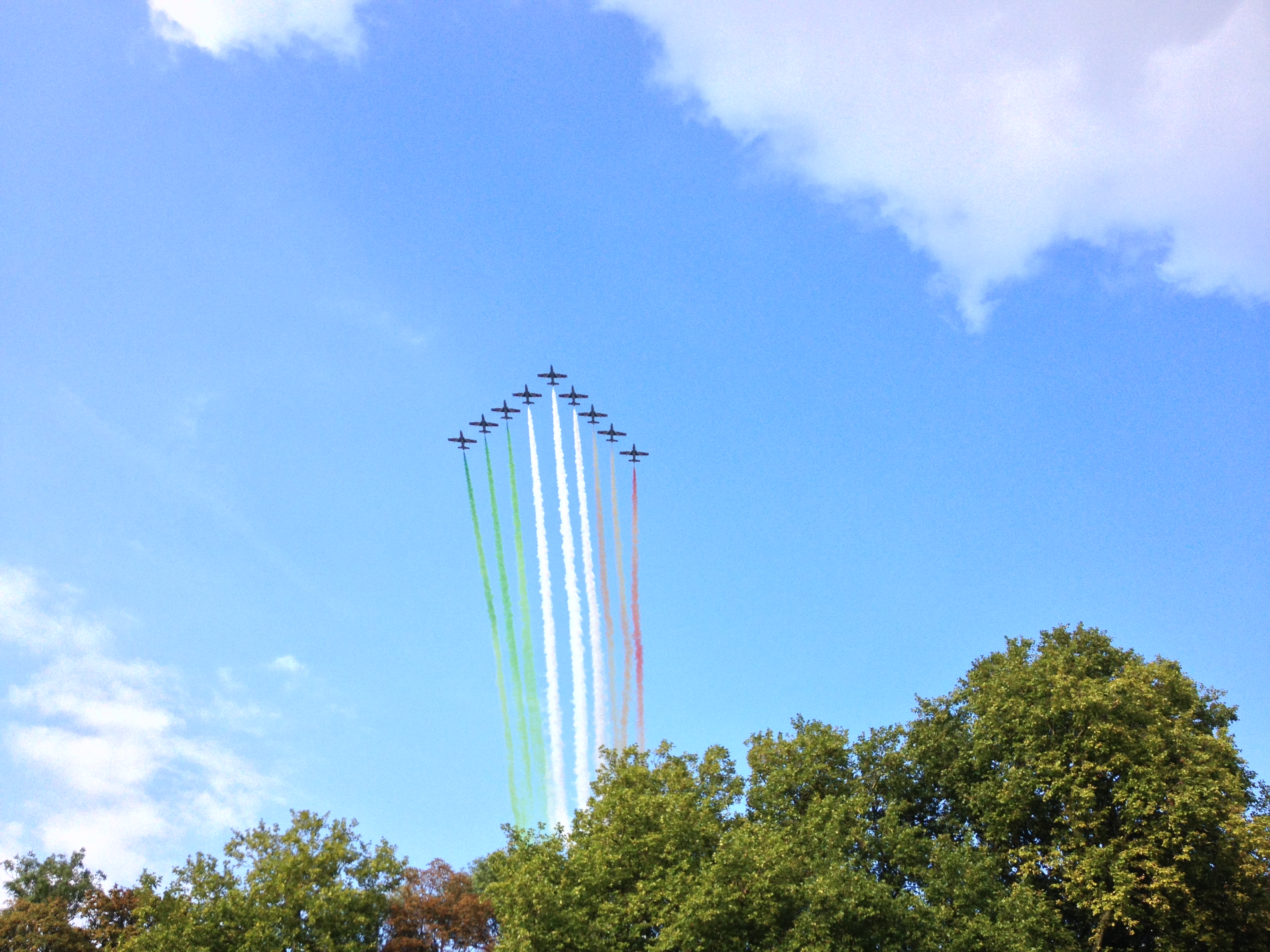 Le Frecce Tricolori nel cielo di Bruxelles proprio il giorno dell'avvio della Coppa della Presidenza