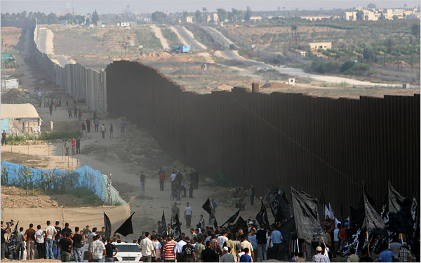 Il muro che circonda Gaza