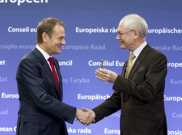 Van Rompuy consegna il "campanello presidenziale" a Tusk