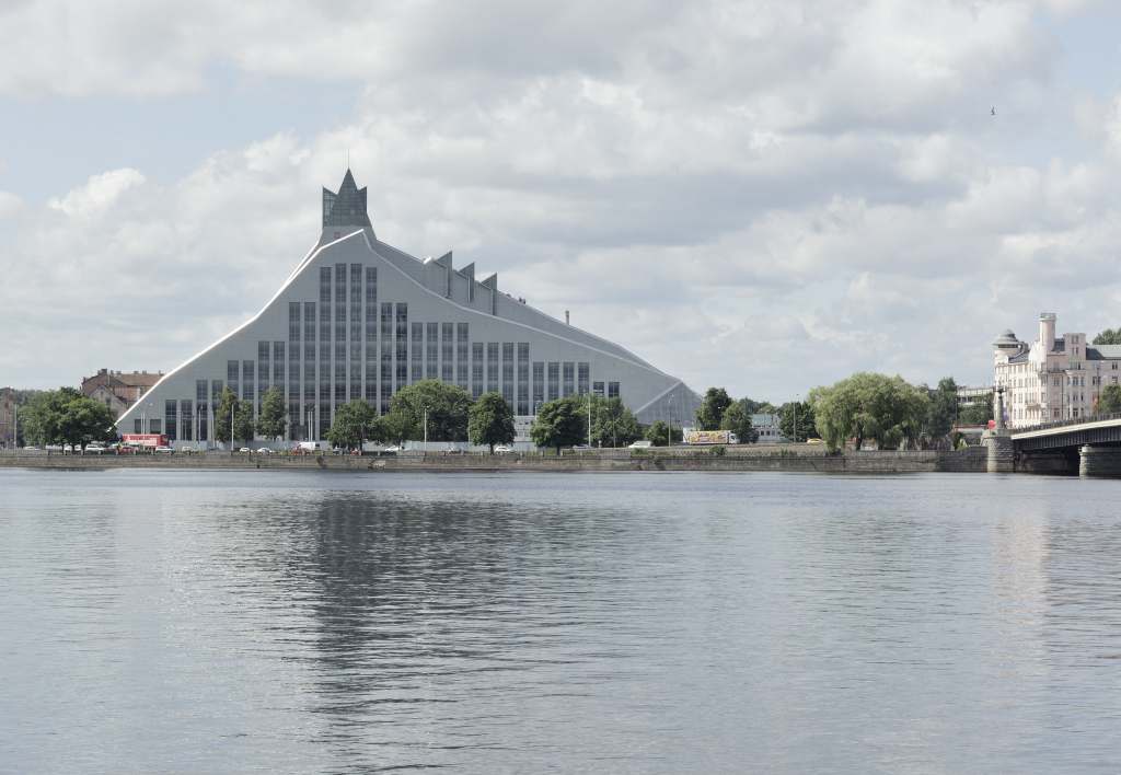 La nuova biblioteca Nazione della Lettonia, a Riga, nota come Castle of Light, dove si svolgeranno i principali incontri del semestre di presidenza Ue