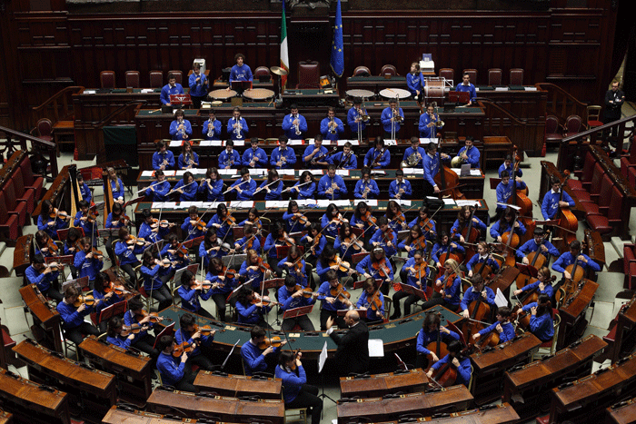 La  JuniOrchestra prova prima di una precedente esibizione alla Camera