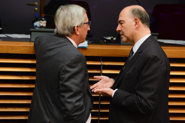 Juncker e Moscovici discutono a margine del collegio dei commissari