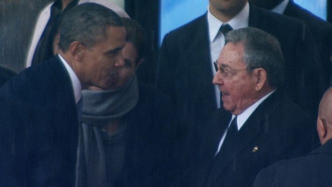 Obama e Castro si salutano a Soweto ai funerali di Nelson Mandela un anno fa