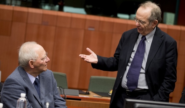 Padoan discute con il ministro delle finanze tedesco Schauble a margine dell'Eurogruppo