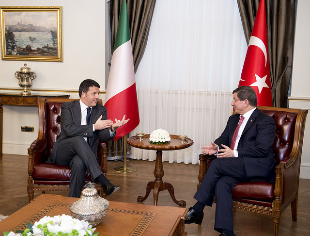 Mattero Renzi con il premier turc Ahmet Davutoglu