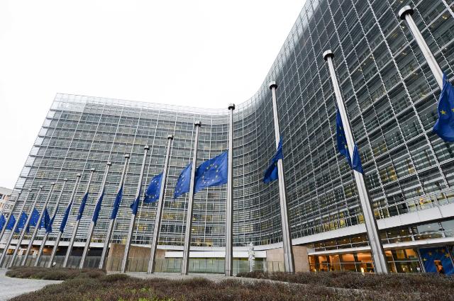 Bandiere a mezz'asta oggi davanti alla Commissione europea come omaggio alle vittime della strage a Charlie Hebdo