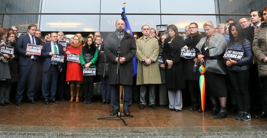 Schulz e i parlamentari europei durante il minuto di silenzio