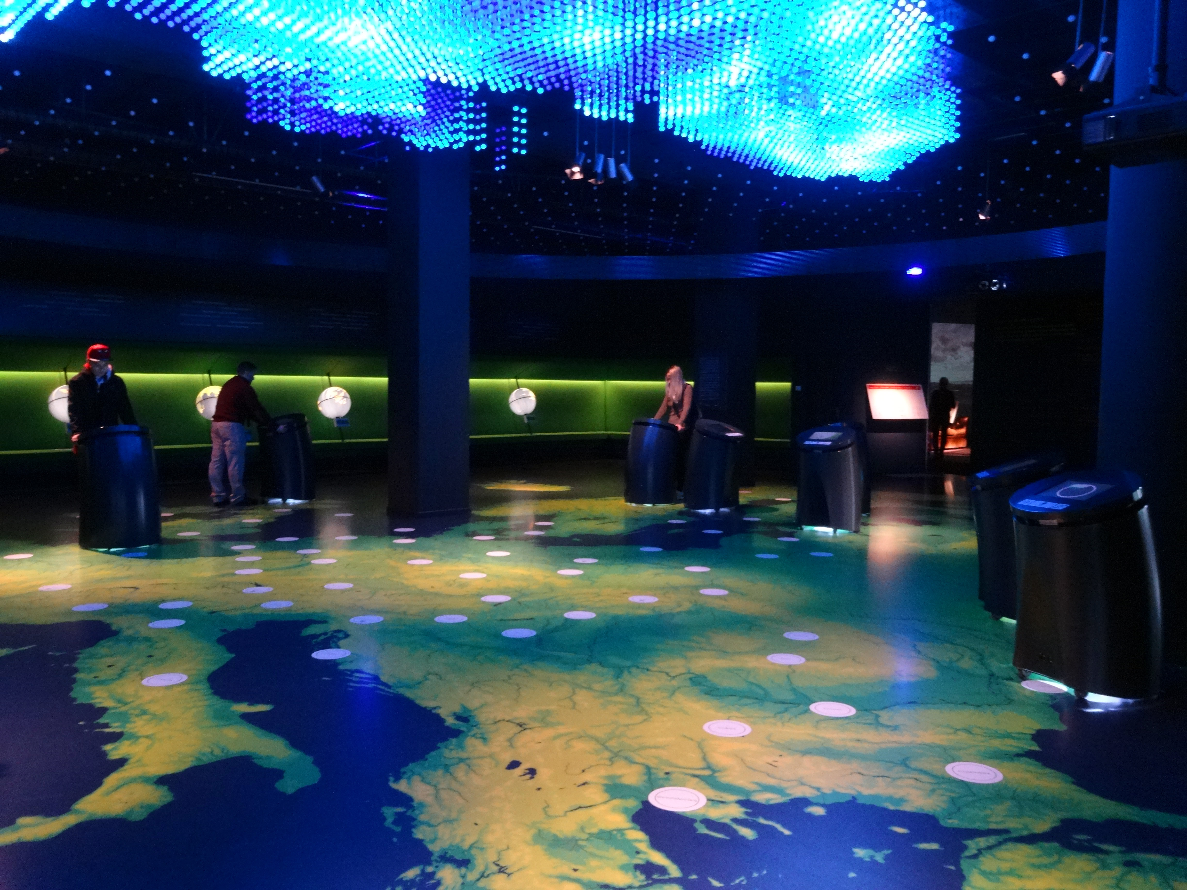 La sala del Parlamentarium con la mappa interattiva dell'Europa