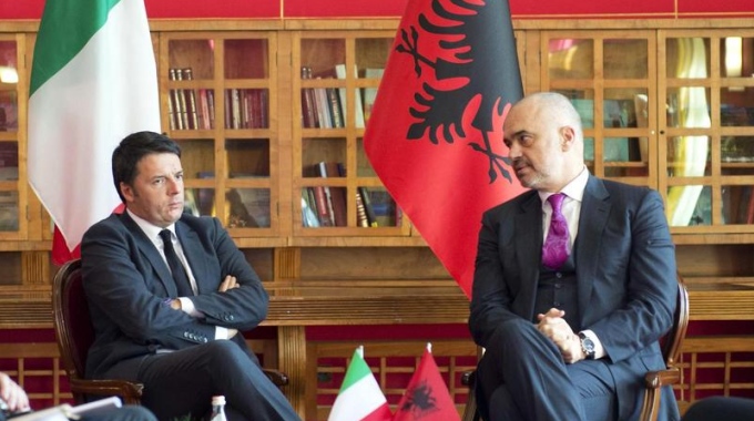 Matteo Renzi con il premier albanese Edi Rama durante la sua recente visita di dicembre