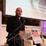 Yanis Varoufakis: economista, professore all’Università di Atene, motociclista e allergico alle cravatte, nel gennaio 2015 diventa ministro delle Finanze del governo Tsipras. Il suo stile informale e la sua mancanza di esperienza politica sono alla base delle critiche fatte dai suoi detrattori, che lo considerano inesperto e approssimativo. Fin da prima di assumere il suo incarico ministeriale, si batte per la fine immediata delle politiche di austerità, per la ristrutturazione del debito e e per la creazione di un piano d’investimenti in Grecia.