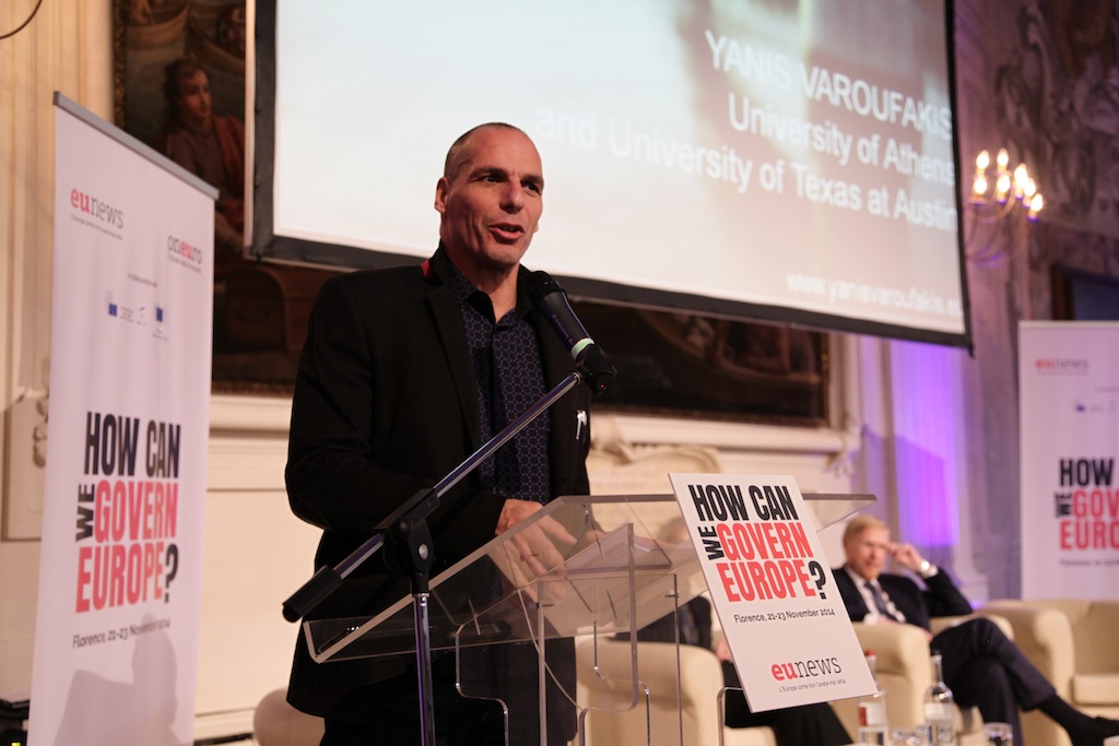 Yanis Varoufakis: economista, professore all’Università di Atene, motociclista e allergico alle cravatte, nel gennaio 2015 diventa ministro delle Finanze del governo Tsipras. Il suo stile informale e la sua mancanza di esperienza politica sono alla base delle critiche fatte dai suoi detrattori, che lo considerano inesperto e approssimativo. Fin da prima di assumere il suo incarico ministeriale, si batte per la fine immediata delle politiche di austerità, per la ristrutturazione del debito e e per la creazione di un piano d’investimenti in Grecia.