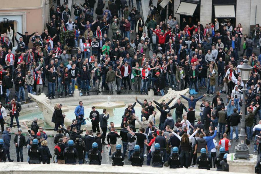 I tifosi del Feyenoord a piazza di Spagna